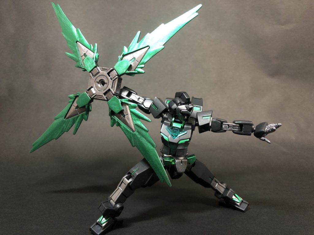 また、苦無内部に仕込んだ液体金属を展開し、エネルギーを纏わせ輝く刀身を形成する[輝刃(きじん)]形態にする事が可能。必殺技は、手裏剣状態で輝刃を発動させ投擲する[大型手裏剣・輝刃風車(きじんかざぐるま)]。要はシャイニングフィンガーの手裏剣版である。零丸のクナイを4本使って、手裏剣にしてみました。エフェクトをつけるとけっこう派手に！参考にする目的で忍者っぽい作例を片っ端から見まくってきましたが、まだこれと同じ使い方は見てないですね…つまりこれは、俺だけのオリジナル手裏剣だ！(極論)………失礼しました(^^;必殺技の仕組みがシャイニングフィンガーと同じなのは、完全に私の好みだからです。ありがとうございました。(真面目な話、非ビームのエフェクトに理由付けをしようと思ったら、シャイニングフィンガーの原理が一番説得力があるかなぁ…と。)続いて、追加装備です。