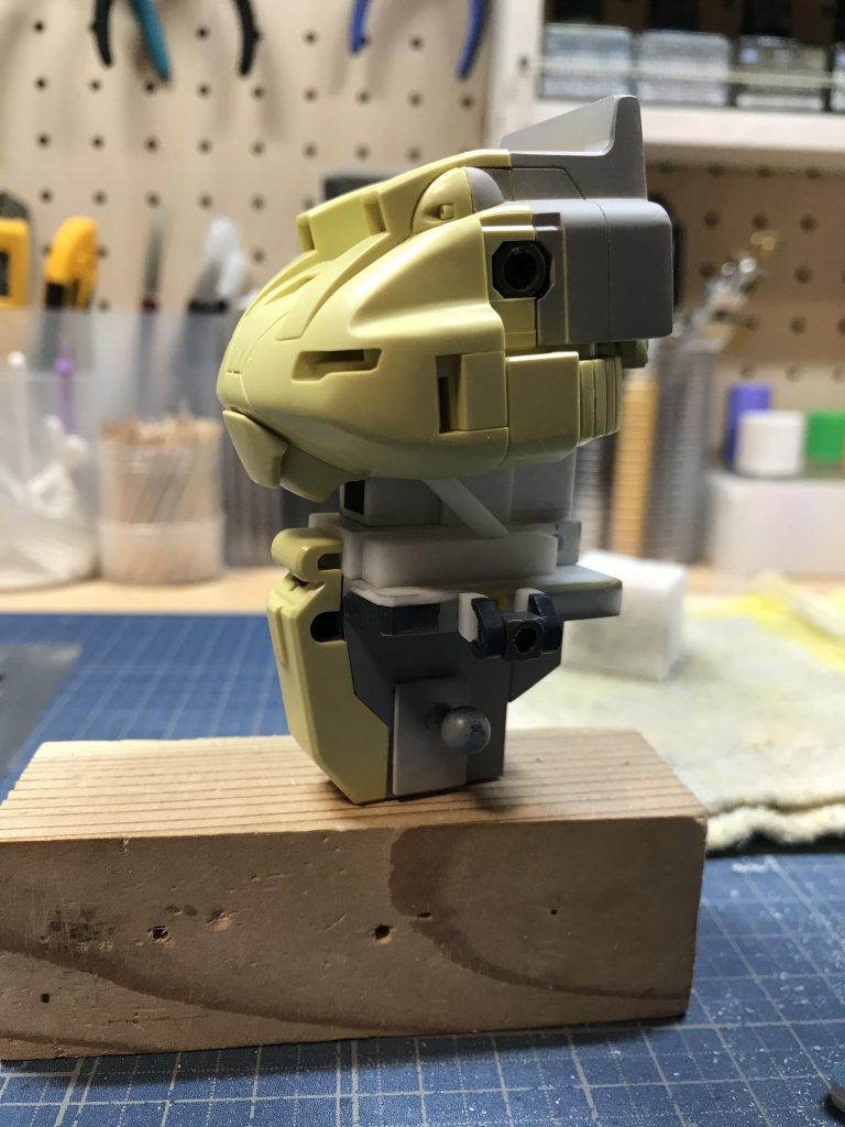 ハマーン搭乗ということで、くびれを作るために腰部を延長しました。 