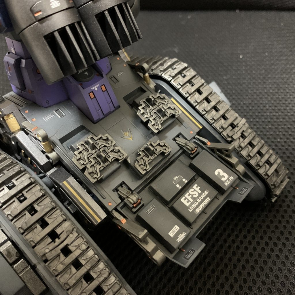 間延びする背面には、何かと色々でっちあげました（笑）