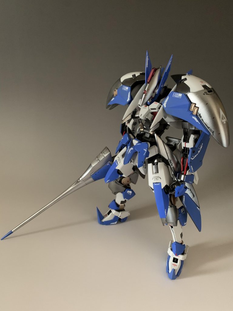 肩の装甲はオリジナル太陽炉搭載機には及ばないもののGNフィールドを発生させる装置が内蔵されており、ビーム二、三発の直撃は防げるようになっているまた、頭部の複合ユニットはジンクス本体のセンサーと連動しており、長大なランスを扱う際に味方機を巻き込まず敵機だけを的確に攻撃するためのサポートシステムとなっている