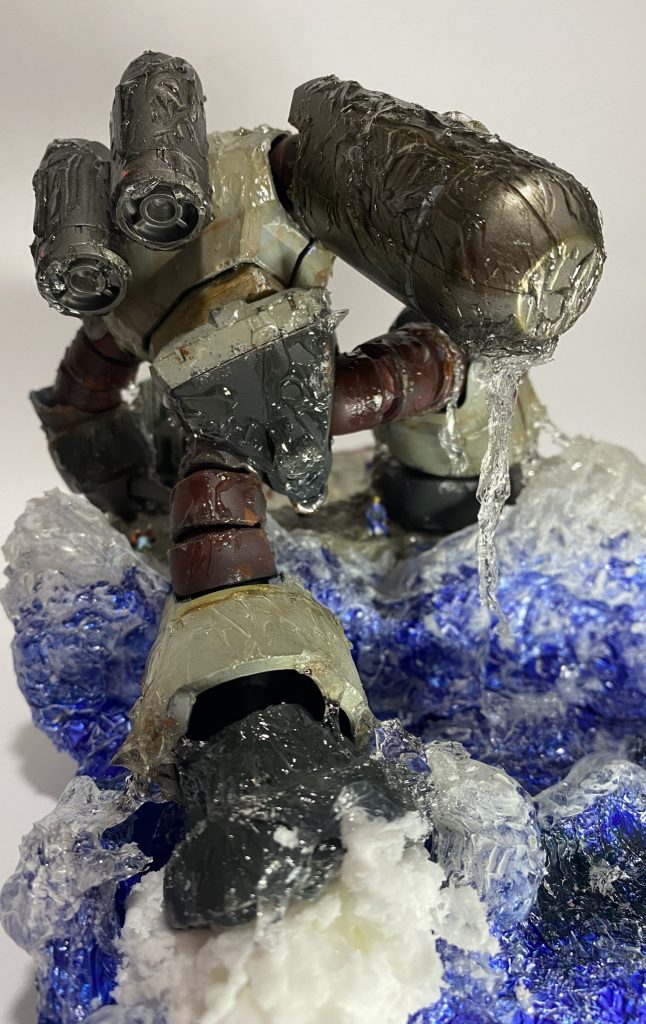 ハイゴックのハンドミサイルを装備！波は紙粘土にアルミホイルをつけてから塗装して高さを出しています！