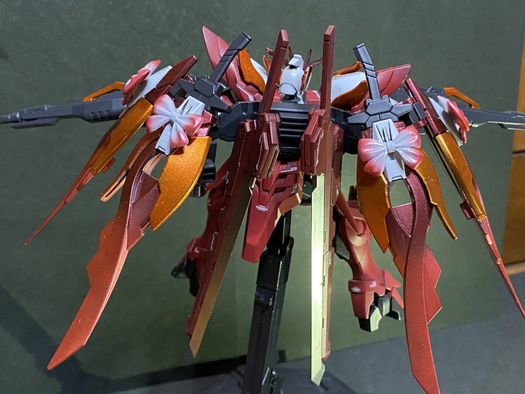 お背中コトブキヤサムライブレードが光りますね翼少しグラデーションになってます