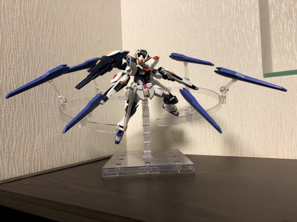 エヴォルドラグーンストライクフリーダムのドラグーンよりビームの威力、運動性が向上しているが活動時間が低下しており少しずつ展開し代わりばんこに補給しながら攻撃するというスタンスになっている