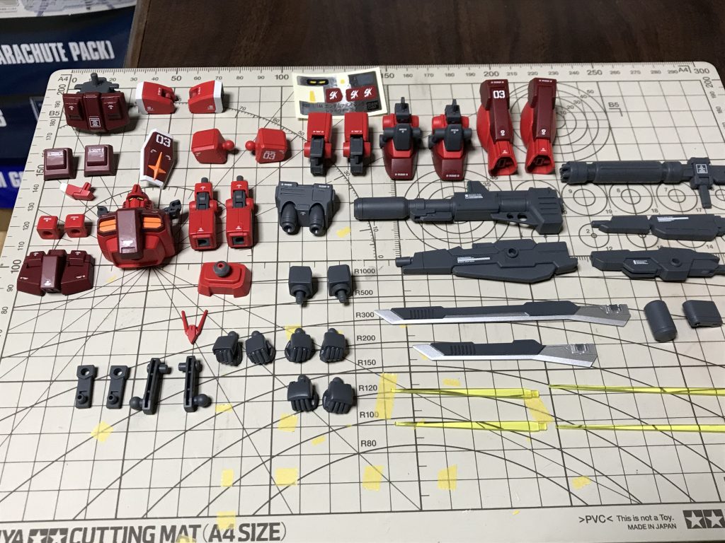 デカール貼り終わり。            取り敢えずモデラーの宿命(サガ)で並べてみたり。