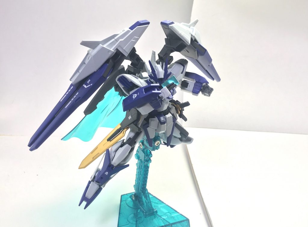 GNマテリアルカード。トライホルダーフレームを装備していることにより、ディバインダブルオークアンタから引き継がれた兵装であり、GN粒子の機能する範囲で様々な効果をもたらす対人戦におけるある種の鬼札となっているが、ディールに必要な粒子量は莫大なものとなっている。