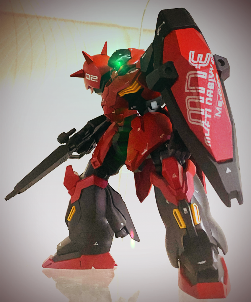 ブラック&メタルレッドをベースに塗装。シールド、リヤ、肩の大型のデカールはPhotoshop&テプラで製作しました。