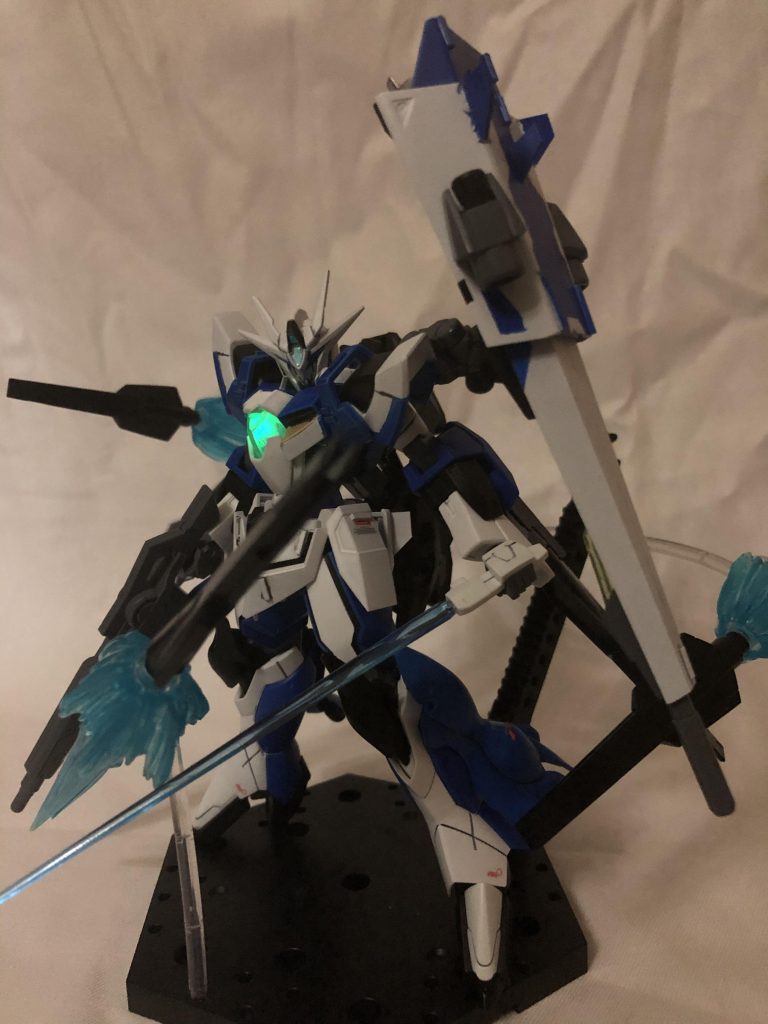 リボーンズガンダム最大の特徴であるフィンファングを流用。通常の運用も可能だが、本機では腕部GNコンデンサにファング接続口があり、それに接続することでファングへと直接GN粒子を流し込み砲撃の威力を高めることができる。ビームサーベルの色は青