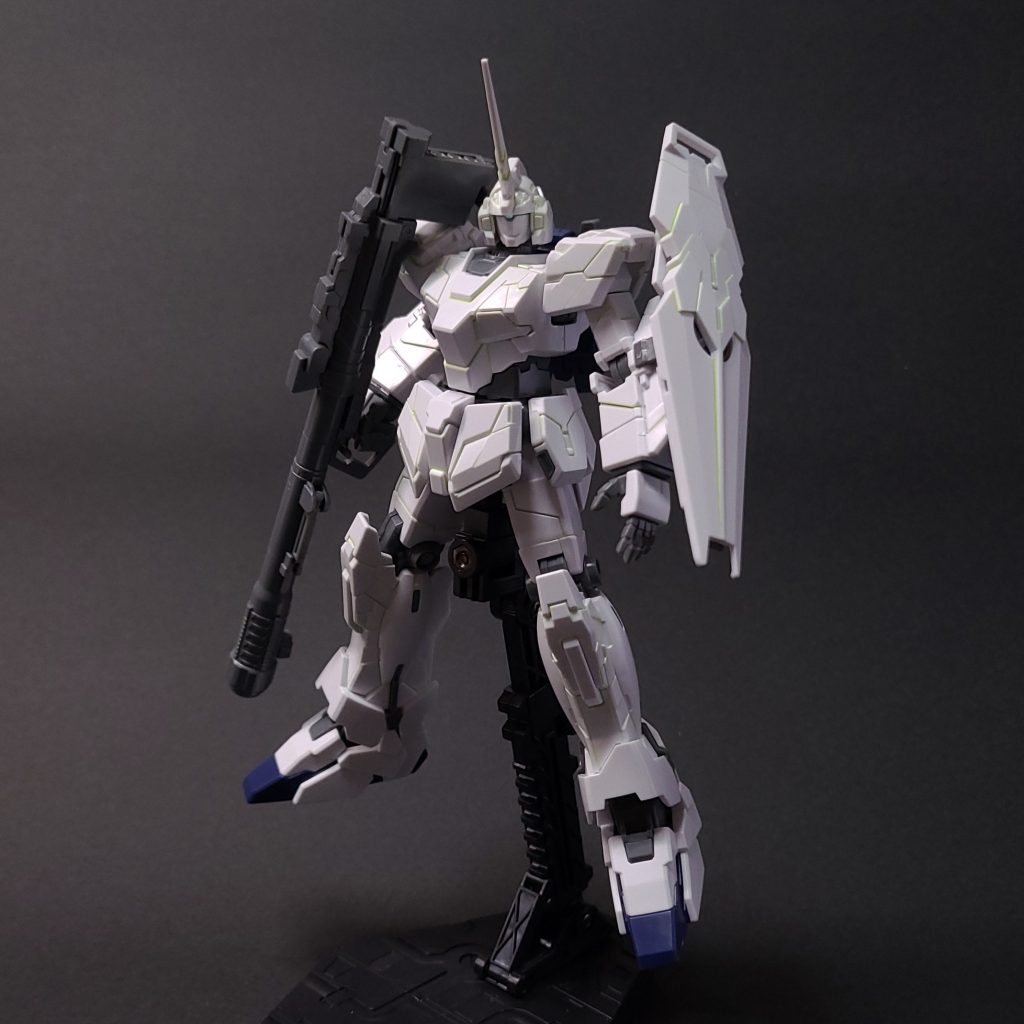このキットにはビームマグナムは付属していませんビームマグナムはデストロイモードのキットに付属しているみたいですユニコーンガンダムはいろんなキットが出ているので集めるのもたのしそうです最後に作っていて思ったのは成形色が白だとゲート処理が気楽でいいな～でした白化してもパーツが白色だから目立たないんですゲートはタミヤの薄刃ニッパー74035で切ったあとデザインナイフで処理していますこれを書いている時点でだいぶ寒くなってきましたみなさんも体を冷やさず暖かくしてお過ごしくださいませここまで見ていただいてありがとうございました✨