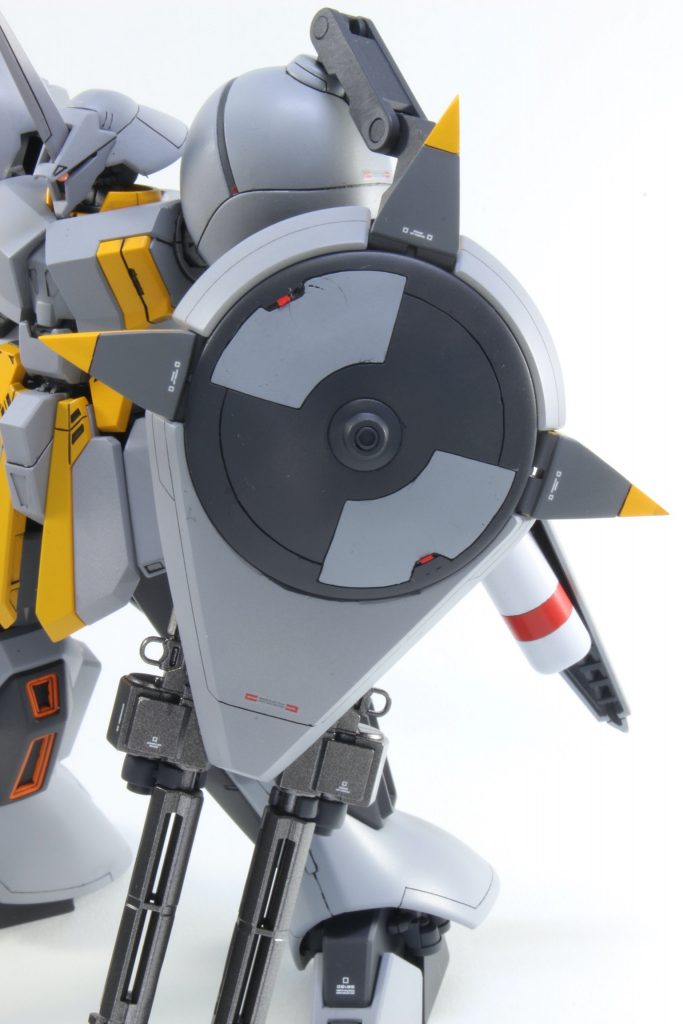 Rギャギャの盾はかなりのっぺりしていて、そもそもギャンのシールド自体あまり好きではないので、大幅な形状変更を、ｴﾎﾟﾊﾟﾃでやってみました。3方向に付いているビーム発生器？もｴﾎﾟﾊﾟﾃにてシャープに仕上げて、スジボリを行い塗り分けまで行いました。フルアーマーユニコーンのビームガトリングを取り付けています。気泡や傷が中々埋まらなくて、諦めました泣みなさん、どうやってエポパテ等の傷埋めしてますか？？ほぼシールドが本体です←←