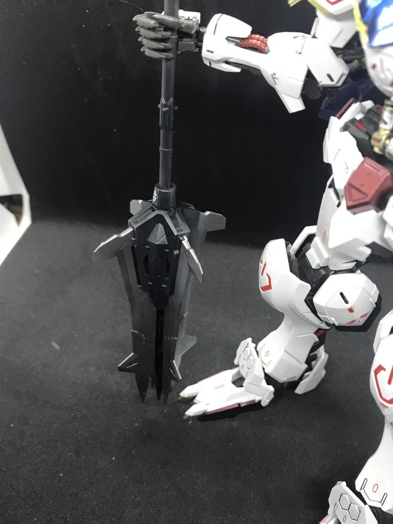 武器にもこだわりメイス中心部と太刀の中心部はラップ塗装で血を吸わせたような感じにしています。