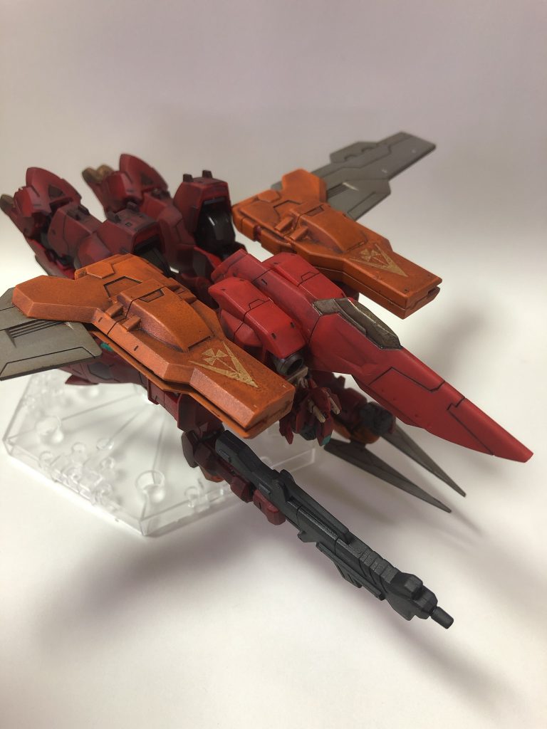 この機体最大の特徴は変形です。上半身を180°回転させ、ウイングを展開、足を調整するだけで可変形態の完成となります。元から可変しそうでしないアスタロトオリジンなので、買った人は誰でも思いつくかなーと思いつつも、誰もやってる人がいなかったっぽいんでやってみました。
