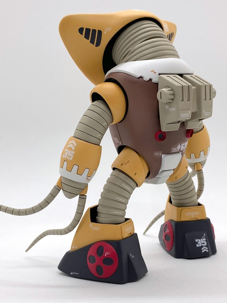 アッガイ胴のままだと白い蛇腹が背中まで伸びてアッグガイの設定通りにならないので、蛇腹を途中で切ってヤスってパテで埋めてしてからスラスター(?)の位置にM.S.Gを貼っています。バックパックは、アッガイのバックパックを切り取って基部(胴とバックパックのジョイント代わり)にしました。