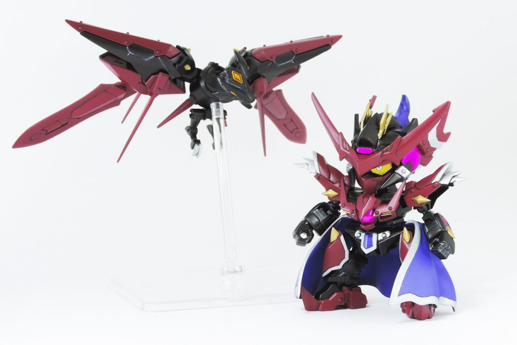 彼の守護獣である神鳥レイヴンも身体を黒く染めている。 全力で戦闘を行う際は、神鳥レイヴンと合体する。