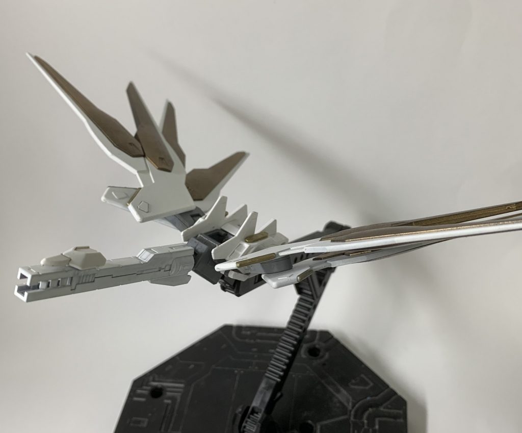 今回新造した「フォトンストライカー」です。見ての通り、ほぼユニバースブースターにストフリの羽根をくっつけただけの簡単改造品です。手抜きとか言わないで。単独の状態では支援機状態で運用されます。