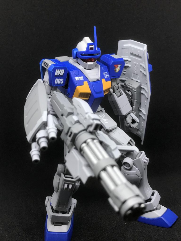 通常のシールドに加え、小型のシールドを右手に。近づかれたらそのシールドからビームサーベルも使えなくはない。 