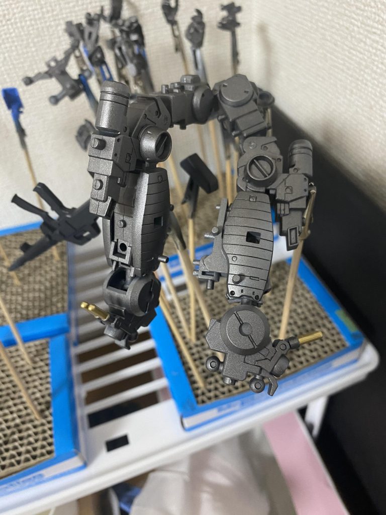 内部フレームはガイアノーツのガンメタサフを一回吹いて完了としました。シリンダー部分は申し訳程度にエナメル筆塗りを施しました。