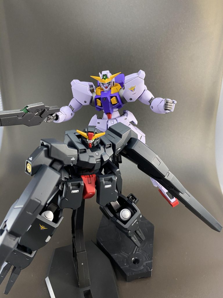 全高はラファエルの方が大きいですが、セラヴィーの改修機なだけあって横幅はかなりのものです。