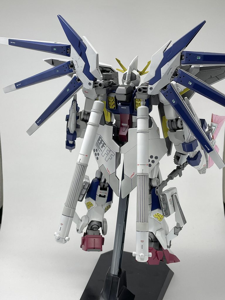 強化型のフィン・ファンネルはアムロ・レイの戦闘データが反映されており、通常使用に加えてセミオートでのIフィールド防御を備えている。脚部には対艦用のファンネルミサイルが実験的に装備されている。