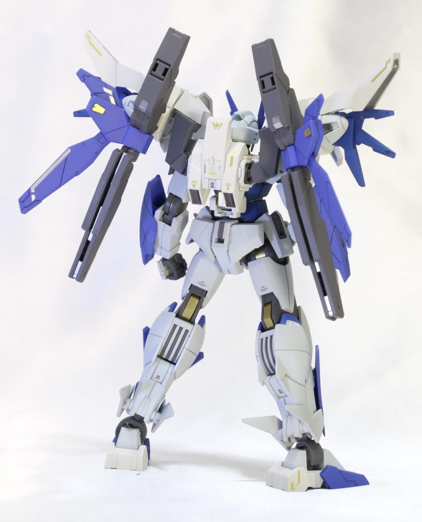 デカールはRGダブルオー系に加え、メガミデバイス ランチャーの金銀デカールを中心に使用。後述しますが白の邪魔をしない為、明るい金を中心にぺたぺた。