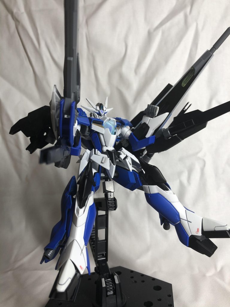 持ちうる射撃武器の全てを前方へと向けたフルウェポンモード。一撃で戦艦数隻を沈める威力を持つが、使用した後は粒子切れを起こし少しの間活動不能となる文字通り最終兵器。脚部と背部、そして左肩のバレルと多くのブースターをフル稼働させることでようやく反動を緩和できる。