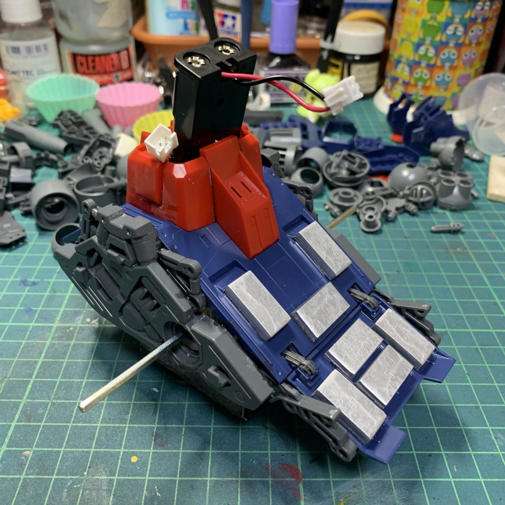 前後重量バランスを取るために、バラストを65g分取り付けています