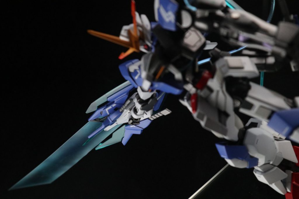 バインダーから放出される巨大な粒子の刃で敵を撃つ!!