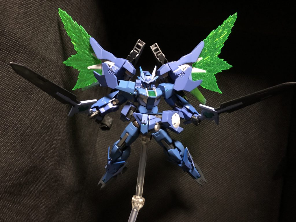 クワトロドライブです、四つのGNドライブによって高速戦闘を得意とします。まずは腰に付いているGNスカイブレイド、スーパーGNソードより強度は増している設定です。