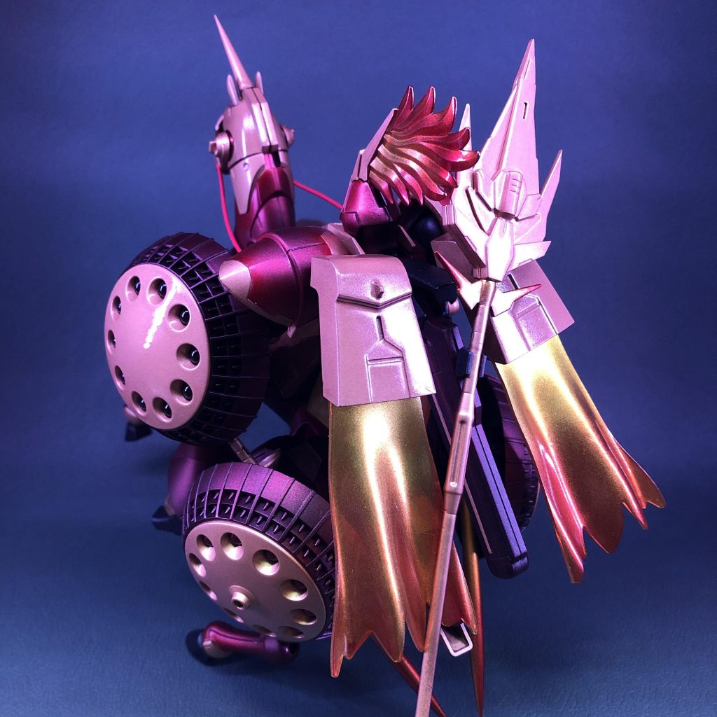 ランスは、バックパックにマウント出来るようにしました。たてがみとマントは、メタリックの赤と黄色でグラデーションしてみました。