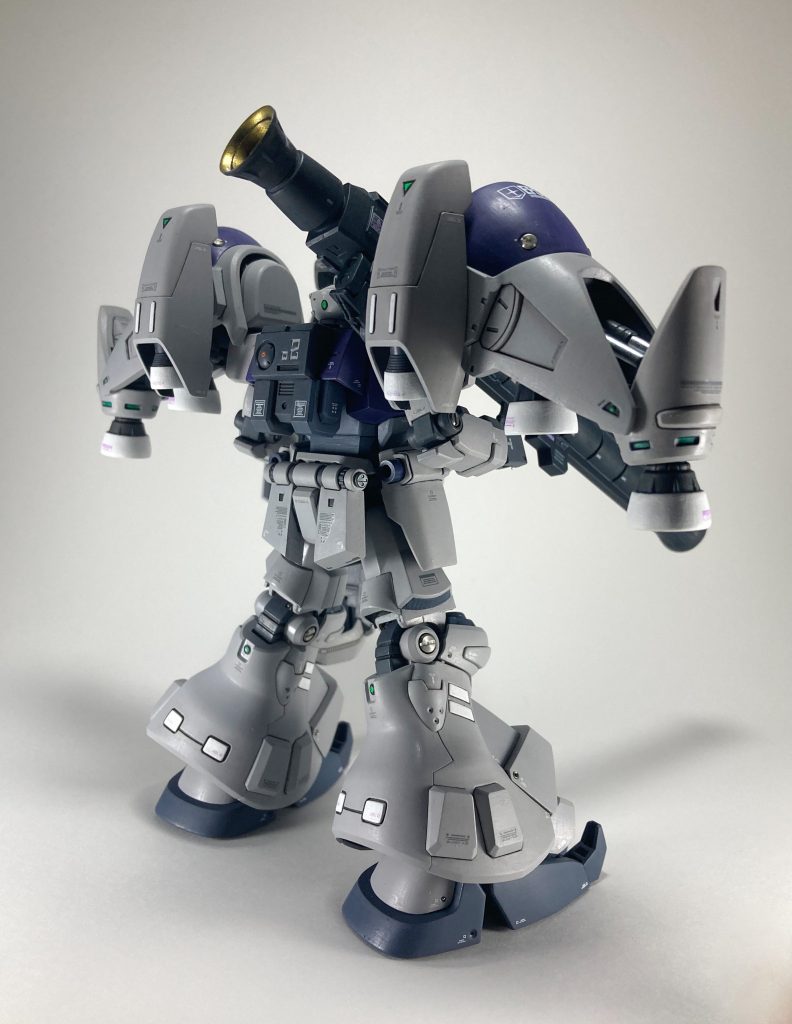 腰回りの装甲はやや延長しています。