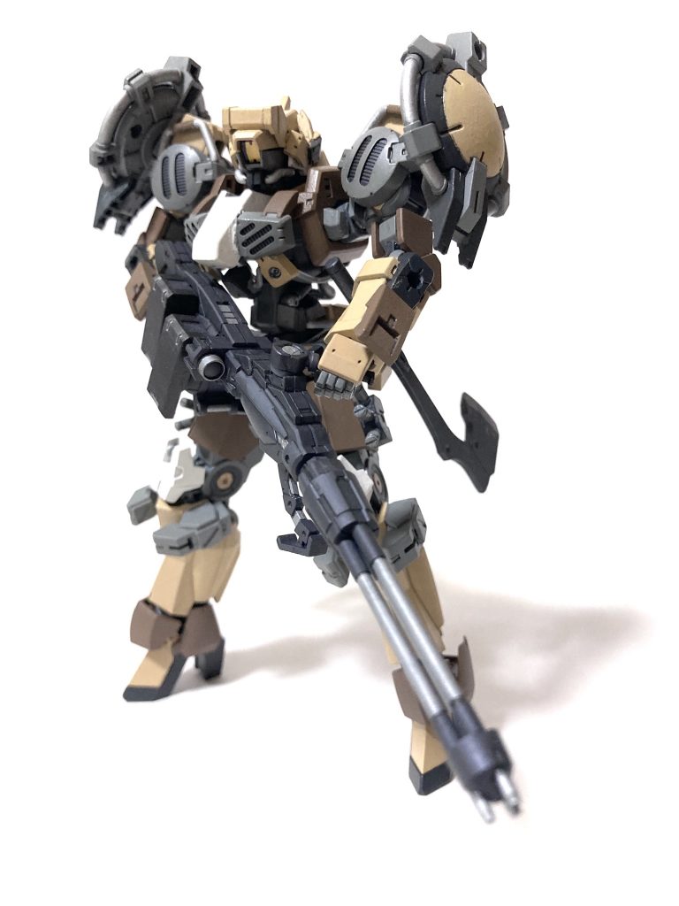 機体正面から。グレイズ改に30ＭＭのあらゆるパーツを合わせてみました。パット見、グレイズと言われても違和感はないかと思います。武器はガトリングガンにしてみました。 