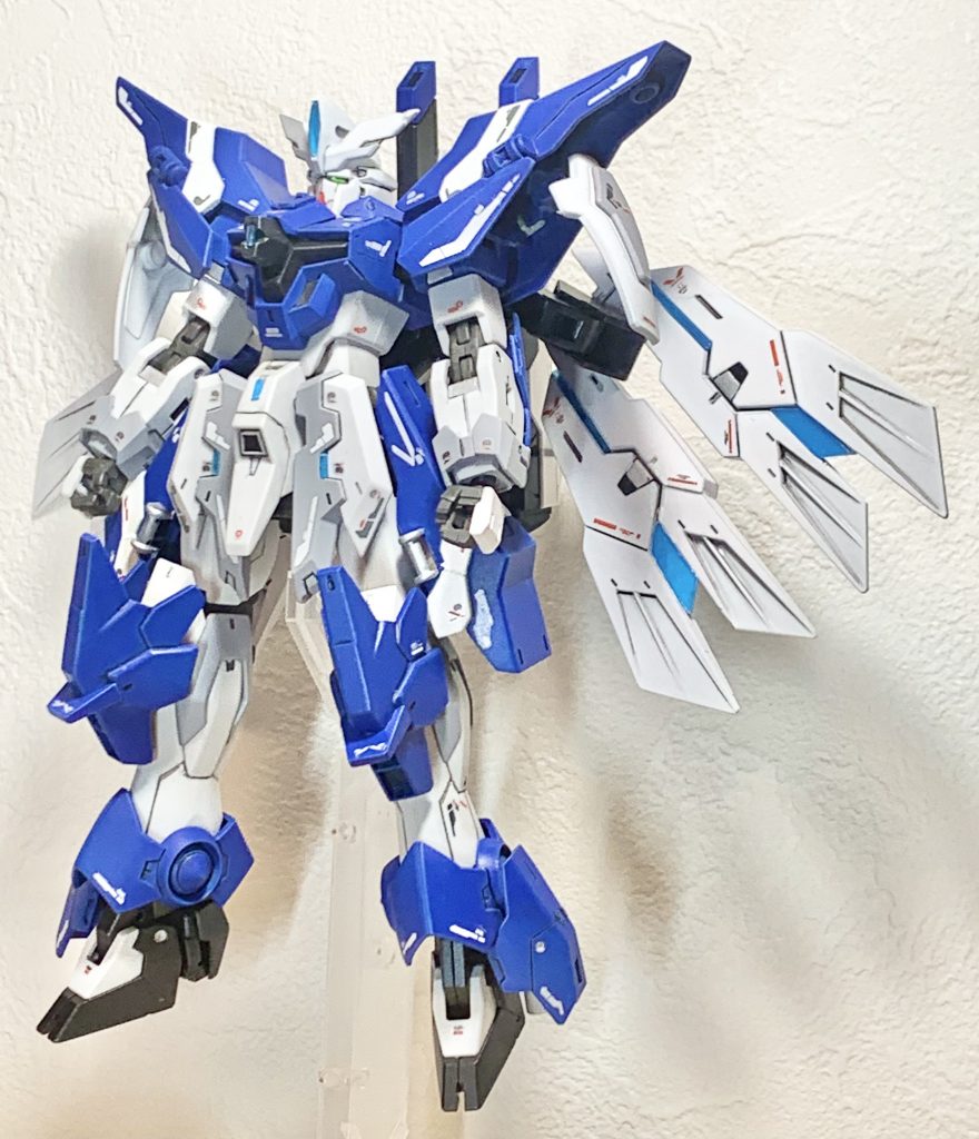 羽にはクリアパーツを削って削ってはめ込みました