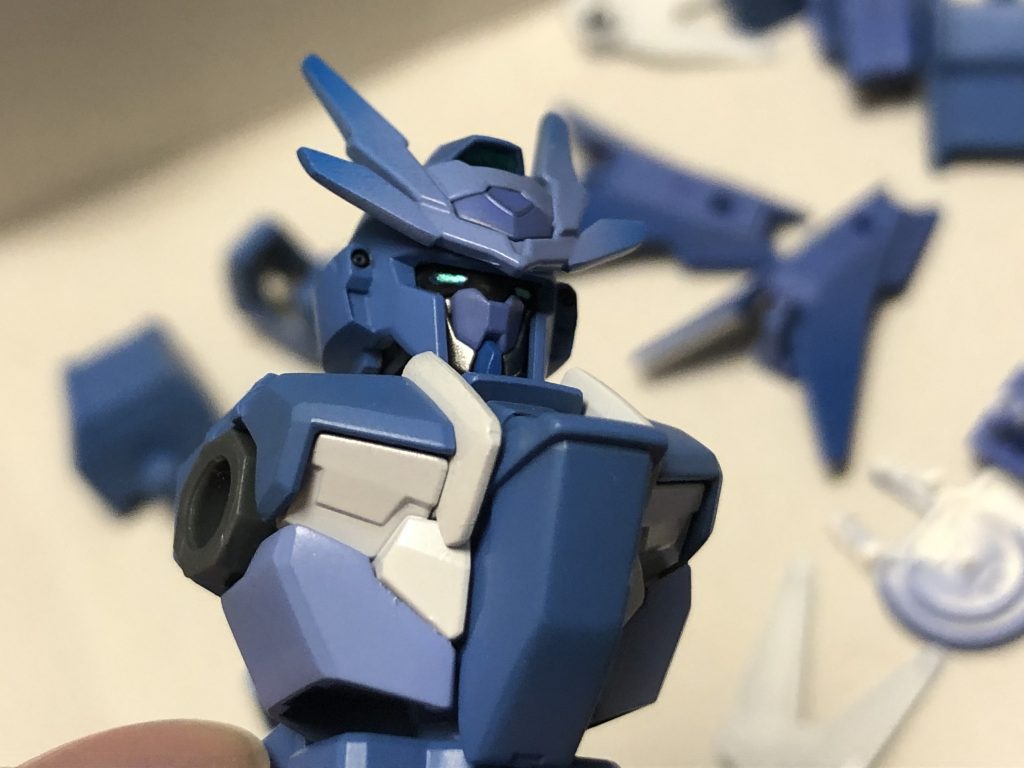 そこから数日後、調色したブルーを明るくしたやつと、グラデーション塗装の時はスージーブルーを混ぜたやつを吹いています。目部分はブルーか迷いましたが、メタリックグリーンにしました。