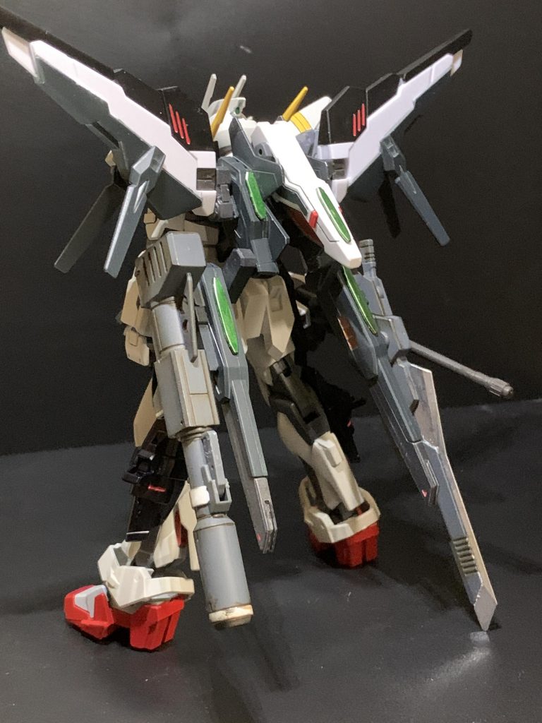 フル装備。強力な内蔵火器等を持たない為、攻撃力は低め。その為、武器を多く装備できるようハードポイントをラータブースターにも設けて補助。