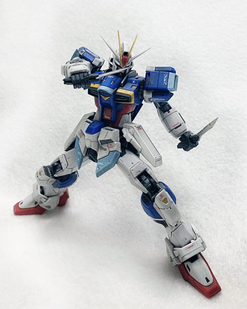 ナイフを構えた姿もイケメン!笑このナイフの正式名称は『M71-AAK フォールディングレイザー対装甲ナイフ』って名前なんですよね!笑SEED系の武器って正式名称長いの多いですよね!笑