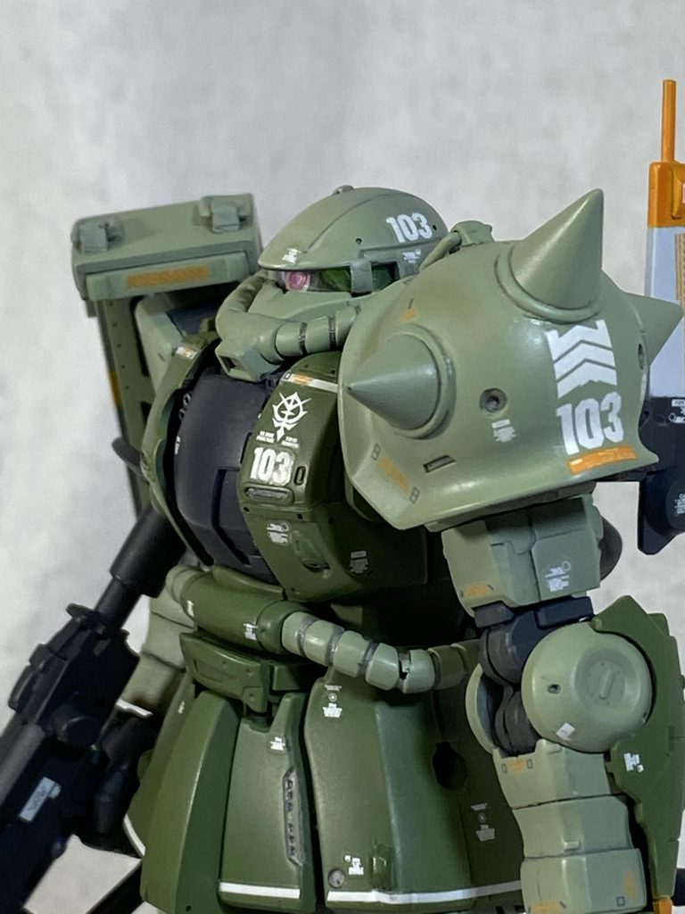 シールドとスパイクアーマーのマーキング。実はパイロット、ダリル・ロレンツの設定。マーキングはガンダムフィックスフィギュレーション版オリジンザクⅡを参考にして貼ってます。カラーリングですが、以前制作したヤクト・ゾノスのカラーリングで量産型ザクカラーにオレンジ、白で差し色が似合うと気付いたので、今回実践してみました。良い感じのアクセントになったかと思います。