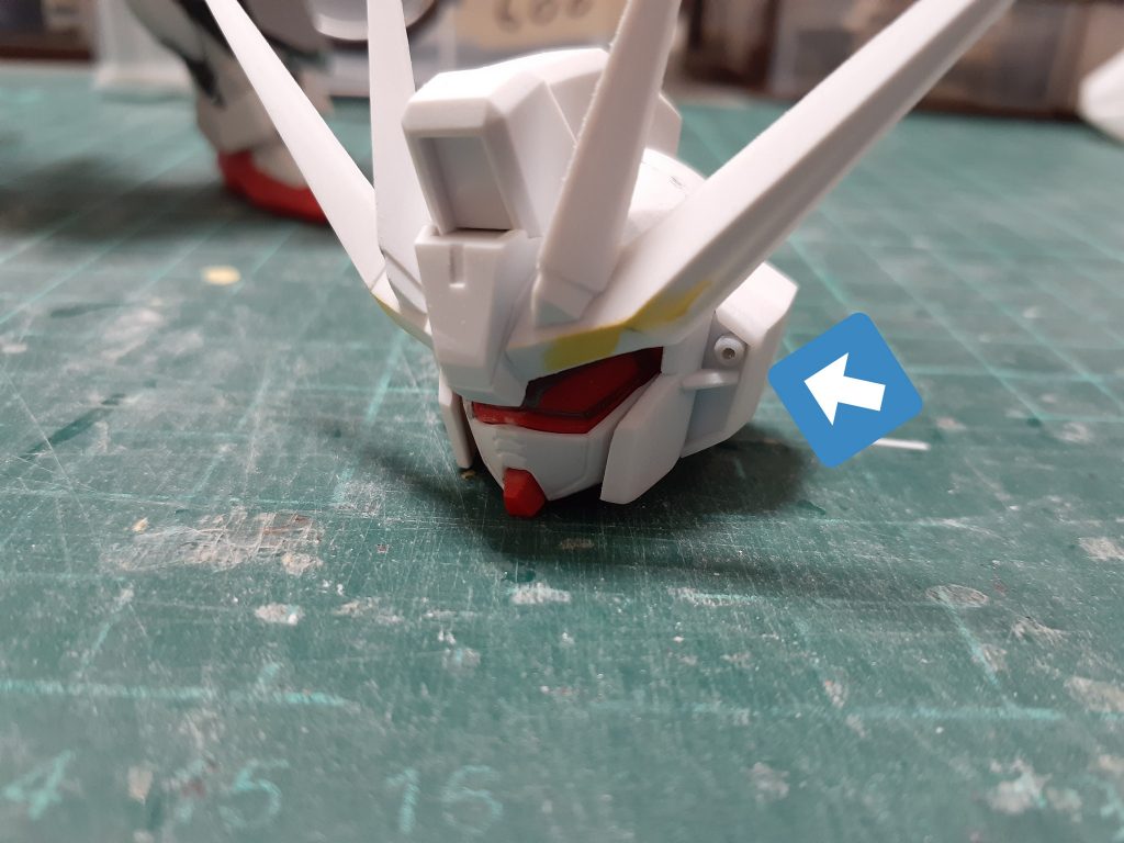 と頭部の改修SDEXを使用しフェイスの形状変更アンテナの角度変更とシャープ化頭部横のディテールの新造