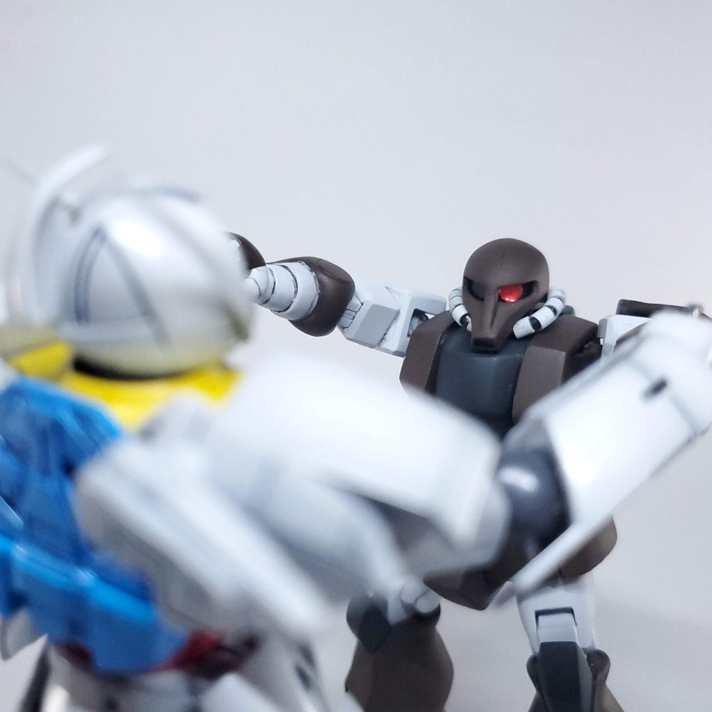 ロランがキース達ムーンレイスの帰還民を連れて移動しているところに現れたルジャーナ ミリシャ部隊。ギャバンは「比べをして勝てば通してやる」と∀に勝負を挑む。