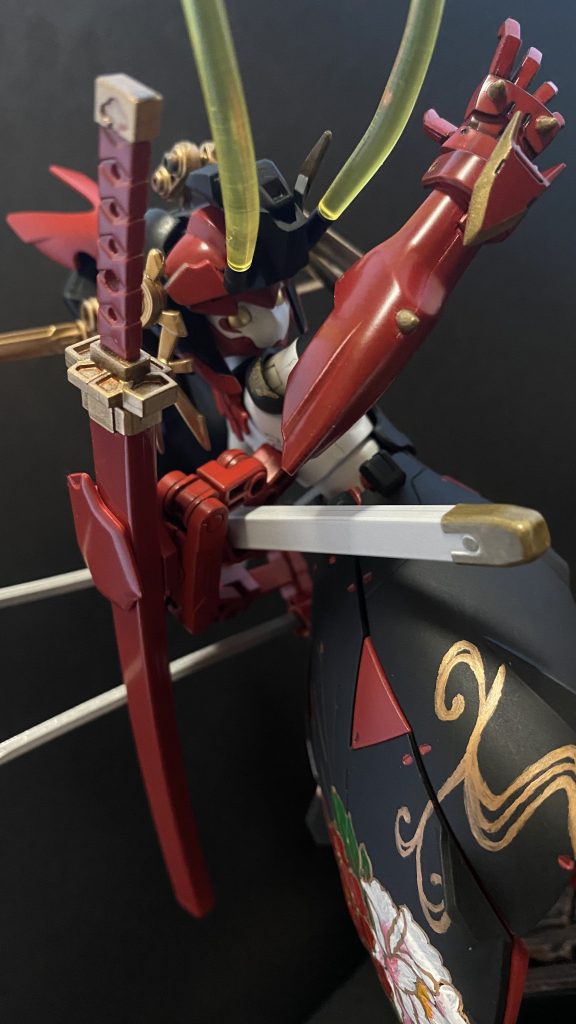 人の身をしているが、彼女自身も鬼。鬼の籠手により右手のみ、本来の姿である鬼の手に。