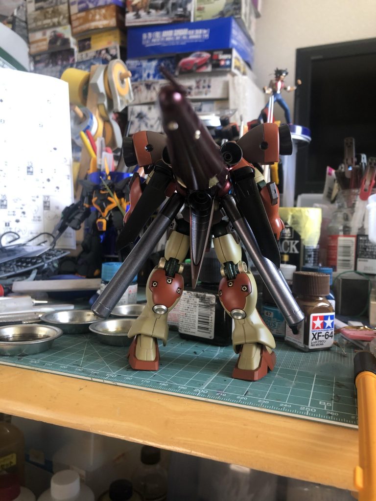 ふくらはぎ下部のスラスター穴開けるか、暗い色中心に塗ればよかった(笑)😅トップコートまだ塗ってないので塗ってエナメル使ってるところ保護します(笑)