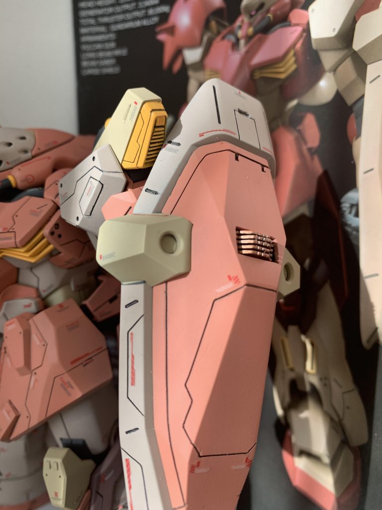 肩のスラスターっぽい所とシールドに初挑戦したしいたけを追加しました。シールドはあまり違和感のない様に裏にも追加してあります。