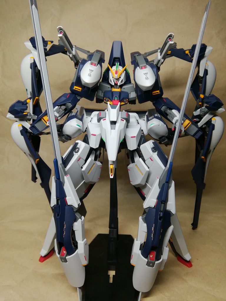 紫フレームと比べると落ち着いた感じがして満足です。逆にティターンズカラーのハイゼンスレイに紫フレームを組むとどんな感じになるのか楽しみになりました。
