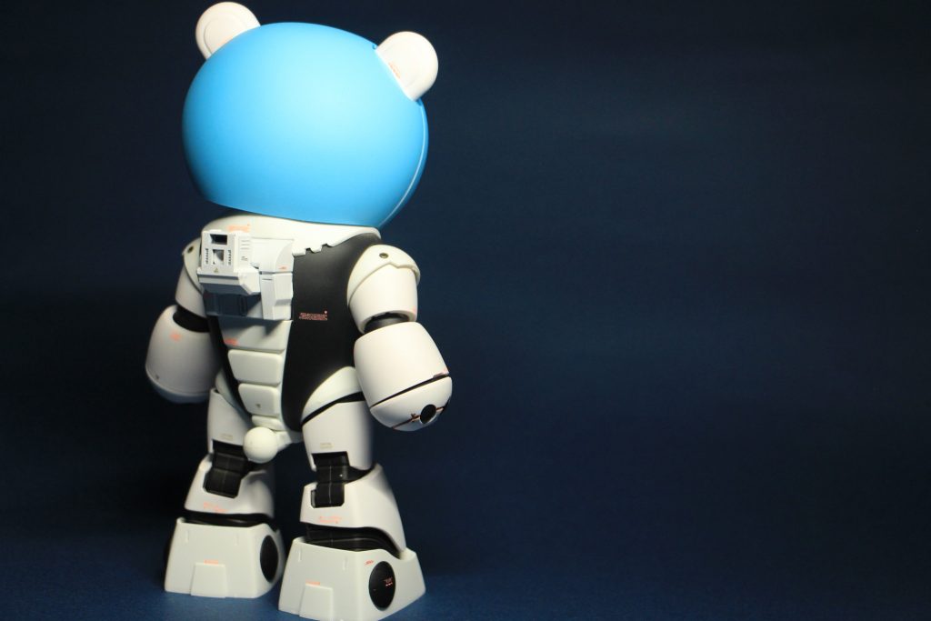 後ろ姿。「貴方は死なないわ。私が守るもの」