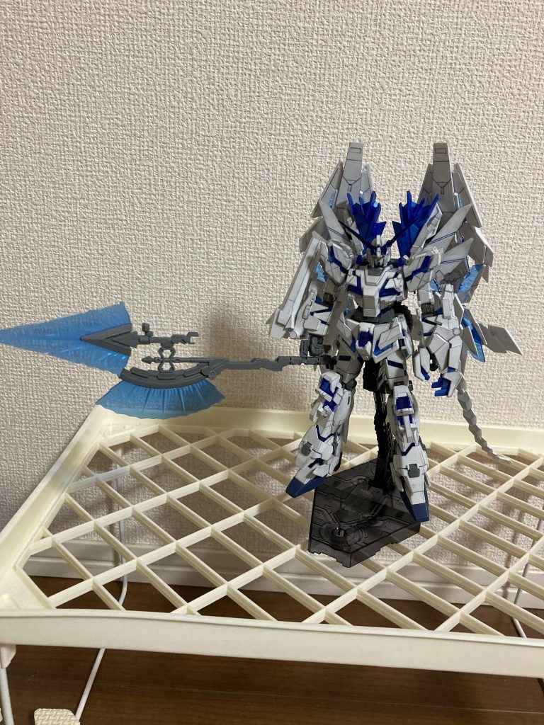 全体画像です。武器がデカすぎてささえられず少し傾きます。