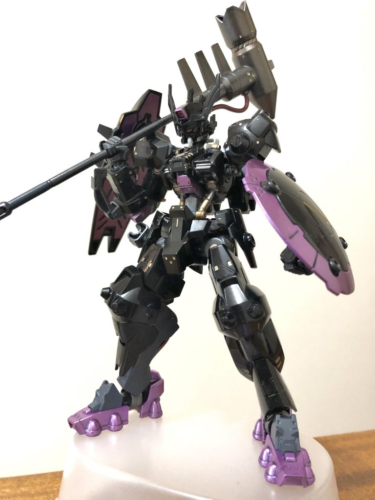 写真の明るさだけ調整してラストショット❗️得物を担いで全力で悪役のオーラが出てます。左右非対称は好きではありませんでしたが、なんか好きになれそうです。今回ガンプラのレストアは初めてでしたが安く楽しめました。 今年最後の投稿を見てくれてありがとうございました。世の中コロナでめちゃくちゃになりつつ有りますが、皆様が来年は良い年でありますように