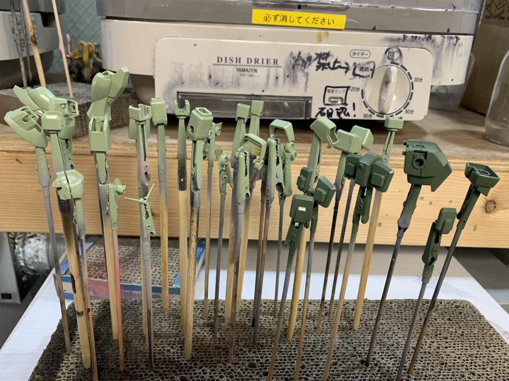 メインカラーはMr.カラーのMSグリーンをそれぞれ使用。色分けは量産ザクを参考にそれらしく。