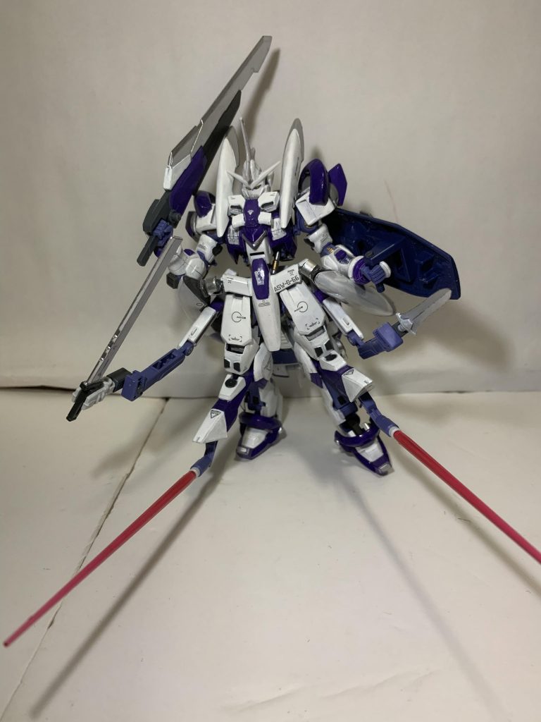 腰のサブアームと足の隠し腕で最大5刀流が可能。足の隠し腕はセラヴィーやアルケーにもあるOO系の名物装備。