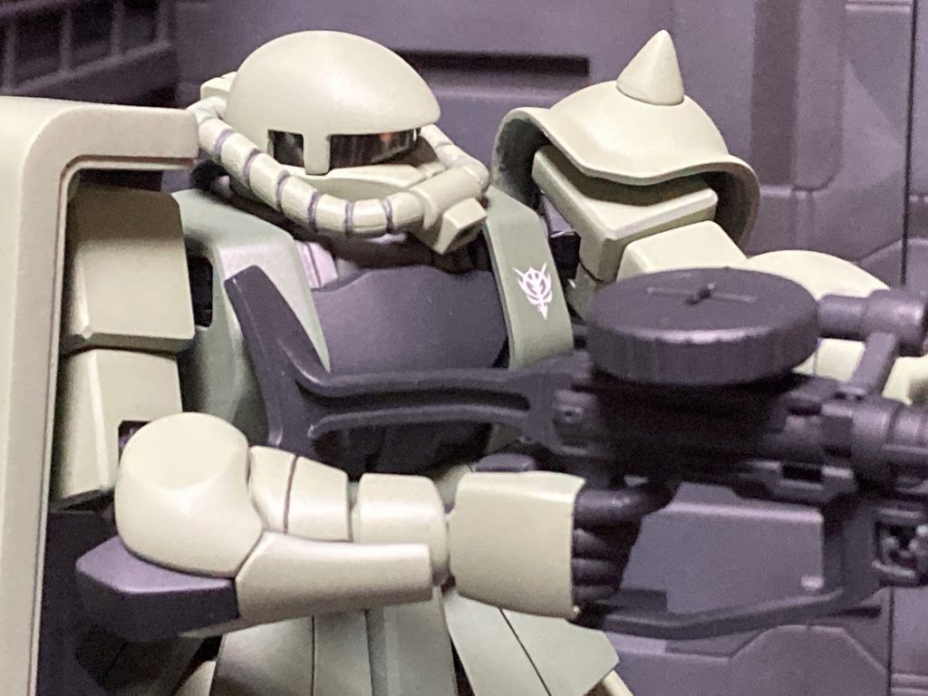 ザクマシンガンはストックの底部分が腕と干渉するので幅を削っています