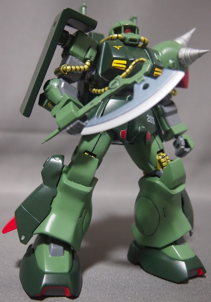 武器セットのヒート・ホークを装備。HGのザク系キットに付くヒート・ホークは、いつも小さくて物足りないので、この位の大きさにして欲しいです。