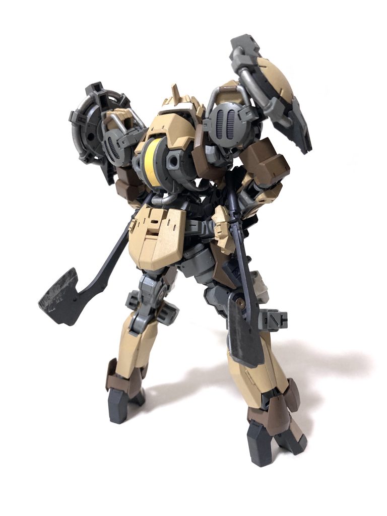 機体背面。バックパックがないとほんとグレイズそのままに見えますが、腰のフレームは30MMのポルタノヴァのものに変えています。 