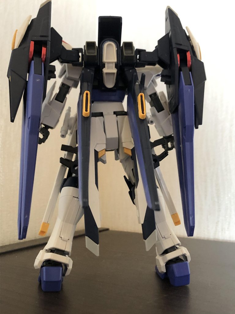 後ろアメイジングストフリはドラグーンを飛ばすと推力が下がるのでバックパックのライフルをオミットし代わりにスラスターを増設しドラグーンを飛ばしても大丈夫な様に改造。手持ちのライフルはリアスカートアーマーにマウント出来るようにしました